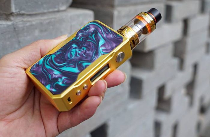 voopoo drag gold in hand