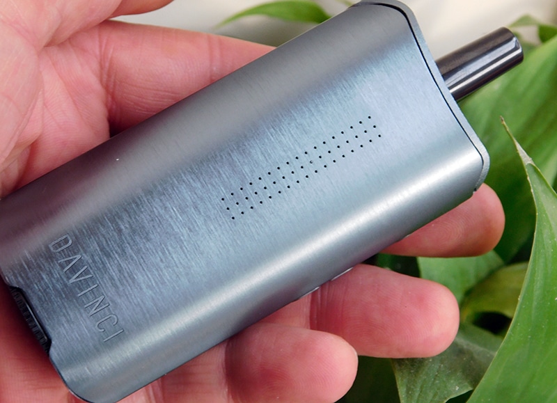 davinci iq2 vaporizer in hand