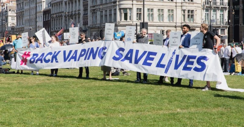 Retour vaping sauver des vies vape rallye place du parlement UK