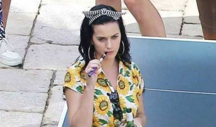 Katy-Perry-vaping