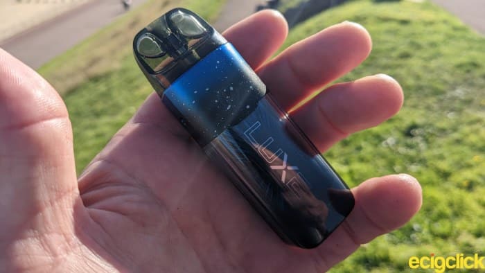 Vaporesso LUXE XR pod kit hand check image