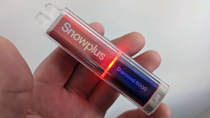 Pulsing LED on Snowplus Diamond 6000 disposable vape