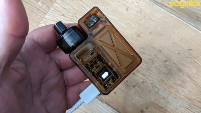 Charging the Uwell Crown M pod kit