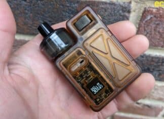 Uwell Crown M pod kit hand check