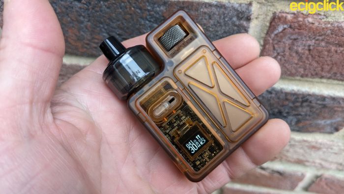 Uwell Crown M pod kit hand check