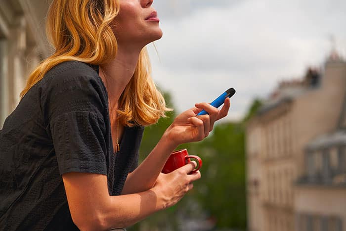 woman-vaping