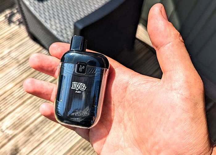 IVG Air 2 in 1 in hand