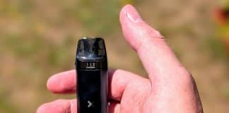 elfbar elfx mini in hand
