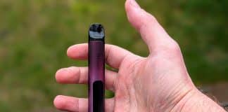 geek bar spark in hand