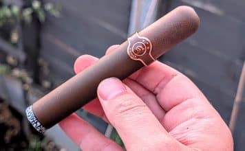 ePuffer Robusto Rechargeable eCigar Review- For The Connoisseurs? epuffer ecigar in hand